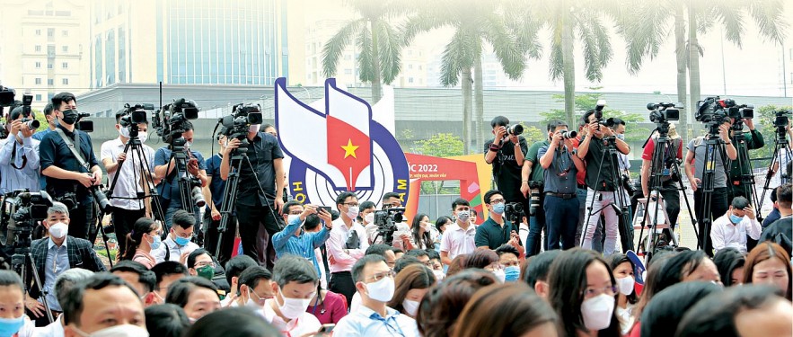 Phóng viên tác nghiệp tại lễ khai mạc Hội báo toàn quốc năm 2022 sáng 13/4/2022. Ảnh: Đuw