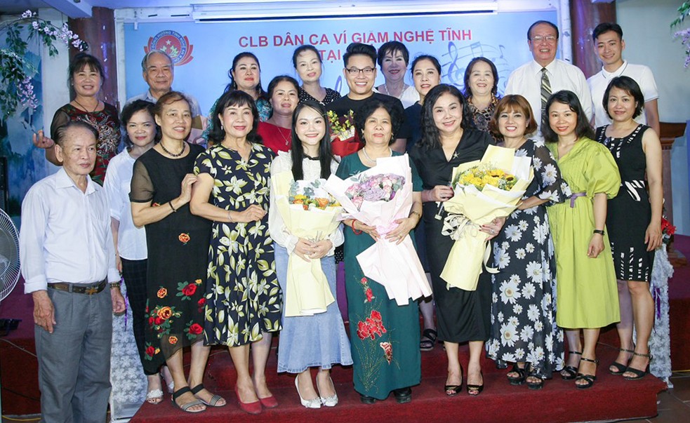 Niềm vui đong đầy hạnh phúc của các nghệ nhân lớn tuổi khi thấy các nghệ sỹ trẻ tài năng, những người con có tâm có tài của xứ Nghệ nối tiếp truyền thống yêu dân ca ví giặm của cha ông.