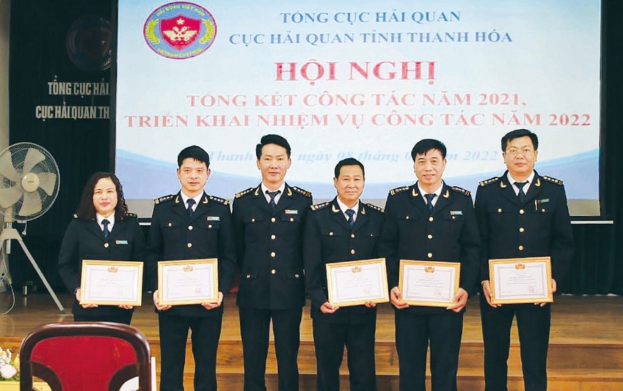 Cục Hải quan tỉnh Thanh Hóa đón nhận các phần thưởng về thành tích thu ngân sách tại hội nghị tổng kết công tác năm 2021. Ảnh: Phong  Nhân
