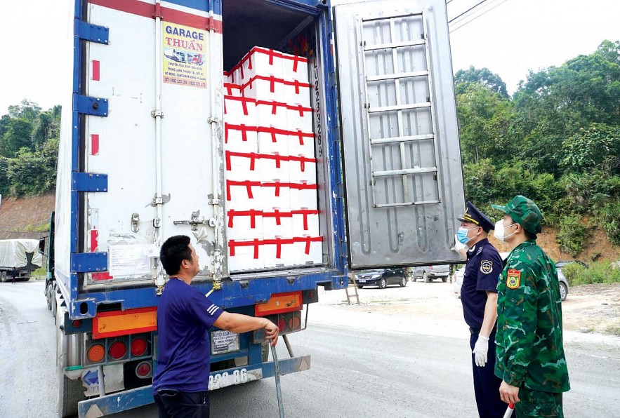Lực lượng hải quan và biên phòng phối hợp kiểm tra phương tiện, hàng hóa nhập khẩu tại cửa khẩu Hữu Nghị. Ảnh: Hồng Vân