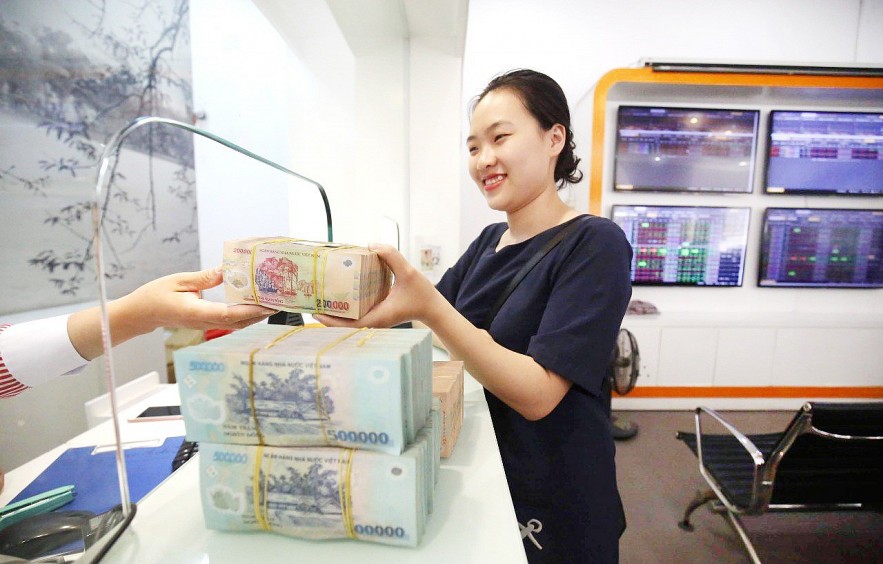 Nới room tín dụng sẽ tạo động lực cho cổ phiếu ngân hàng. Ảnh: Duy Dũng