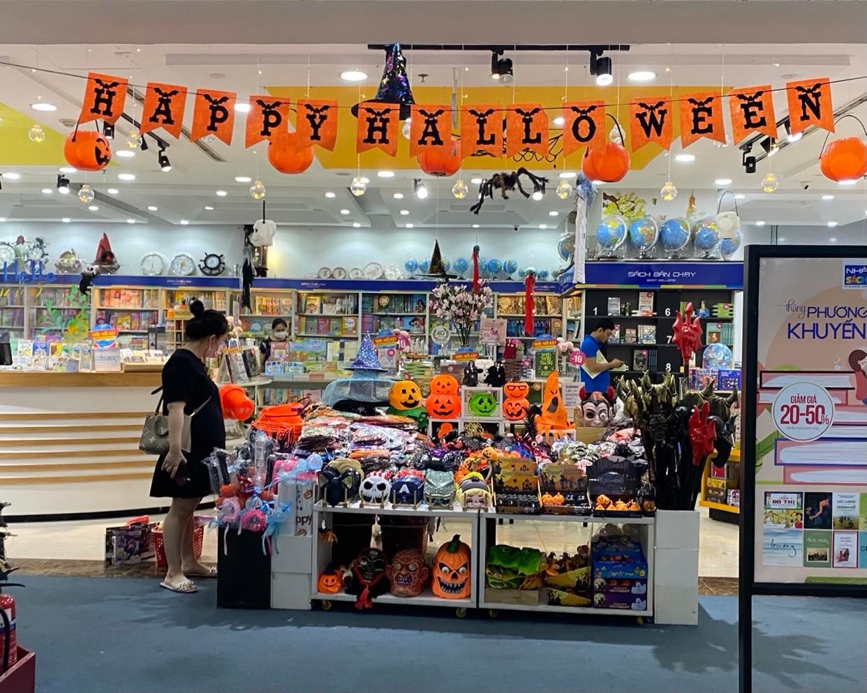 Hà Nội: Thị trường đồ trang trí sôi động trước dịp lễ Halloween