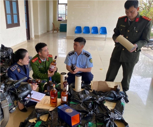 Quảng Bình: Lợi dụng xe thư báo vận chuyển trên 2.000 chai rượu nhập lậu