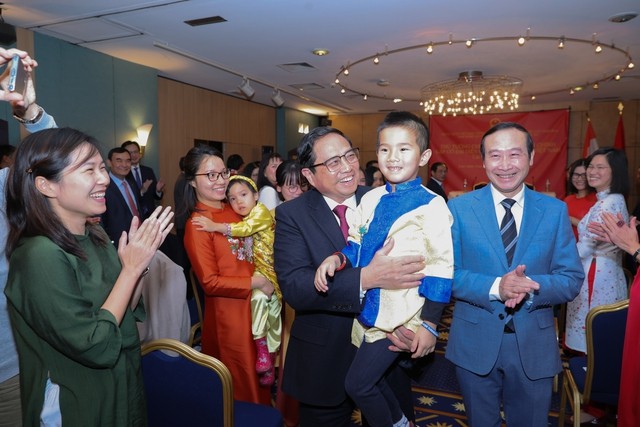 Thủ tướng Phạm Minh Chính gặp gỡ cộng đồng người Việt Nam tại Luxembourg.