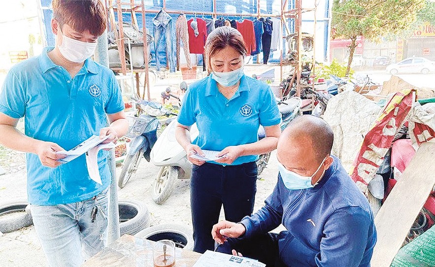 Tiếp tục cải cách hành chính, giao dịch hồ sơ điện tử đạt 100%  Năm 2023, đơn vị tiếp tục cải cách hành chính, giao dịch hồ sơ điện tử đạt 100%, thực hiện dịch vụ công trực tuyến mức độ 4 trên tất cả các lĩnh vực bảo hiểm xã hội, bảo hiểm y tế. Kịp thời giải quyết các kiến nghị phản ánh trên cổng dịch vụ công quốc gia. Tiếp tục thực hiện các nhiệm vụ triển khai Đề án 06 của Chính phủ.