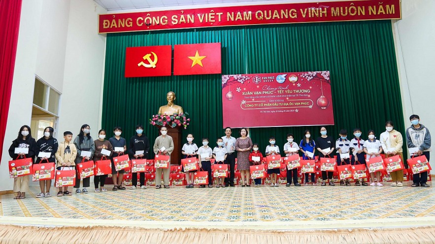 Van Phuc Group tặng quà tết cho 300 trẻ em mồ côi, có hoàn cảnh khó khăn tại TP. Thủ Đức