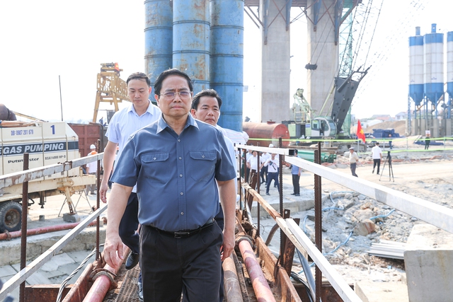 Thủ tướng kiểm tra tiến độ cầu vượt cửa biển Thuận An; thăm Bảo tàng Cổ vật cung đình Huế - Ảnh 2.