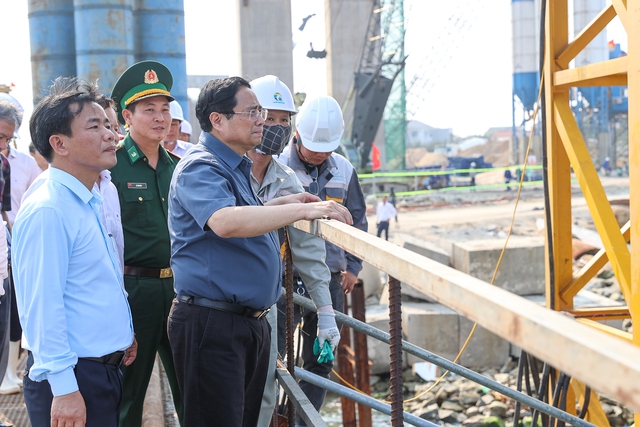 Thủ tướng kiểm tra tiến độ cầu vượt cửa biển Thuận An; thăm Bảo tàng Cổ vật cung đình Huế - Ảnh 3.