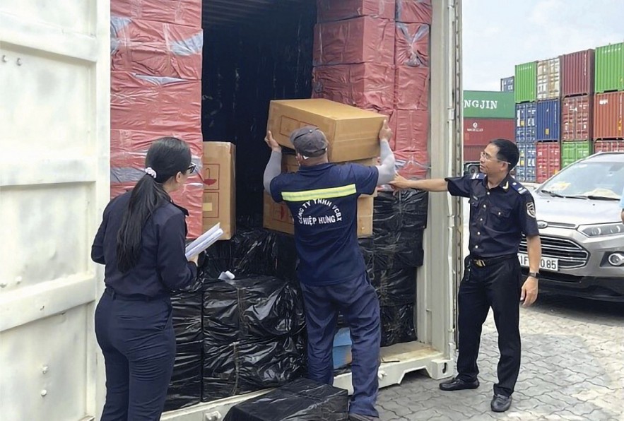 Phát hiện vụ buôn lậu 11,7 triệu điếu thuốc lá tại cảng Sài Gòn khu vực I. Ảnh: LÊ HOÀ