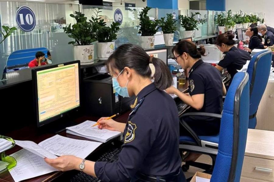 Công chức Cục Hải quan TP. Hồ Chí Minh xử lý hồ sơ thông quan của doanh nghiệp xuất nhập khẩu. Ảnh Đỗ Doãn