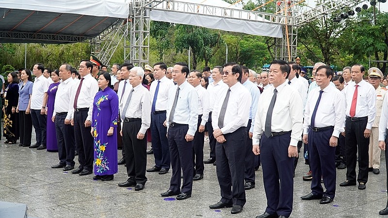 Chủ tịch nước Võ Văn Thưởng dâng hương tưởng niệm các Anh hùng liệt sĩ tại Côn Đảo