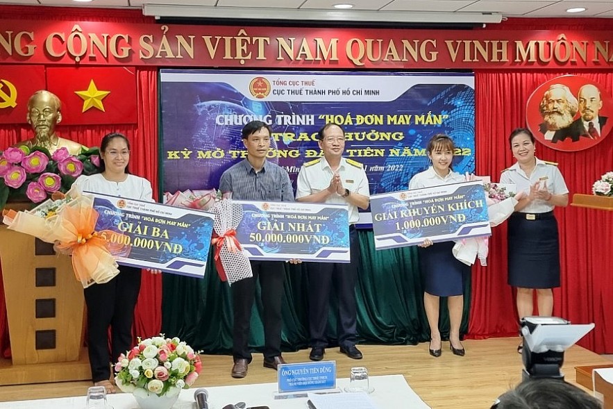 Lãnh đạo Cục Thuế TP. Hồ Chí Minh trao giải thưởng Hóa đơn may mắn nhằm khuyến khích người tiêu dùng lấy hóa đơn khi mua hàng. Ảnh Đỗ Doãn