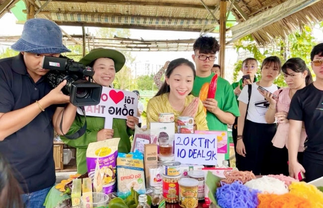 Đồng Tháp: Mô hình kinh tế "cây xoài nhà tôi" thu hút hàng triệu lượt quan tâm