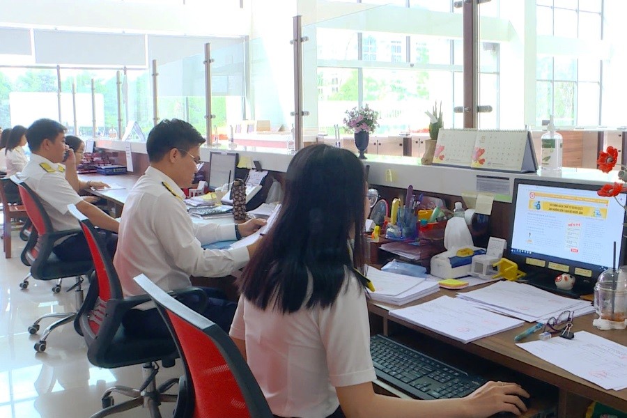 Rà soát hồ sơ khai thuế tại Cục Thuế Đồng Nai. Ảnh Đỗ Doãn