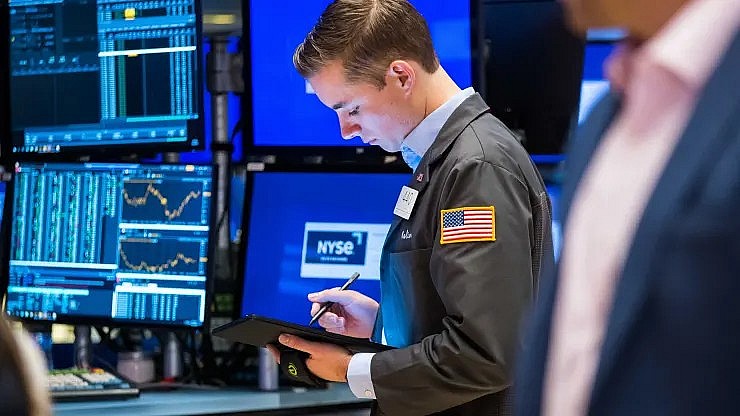 Cổ phiếu toàn cầu trượt dốc khi lợi suất trái phiếu Mỹ lần đầu chạm mốc 5%
