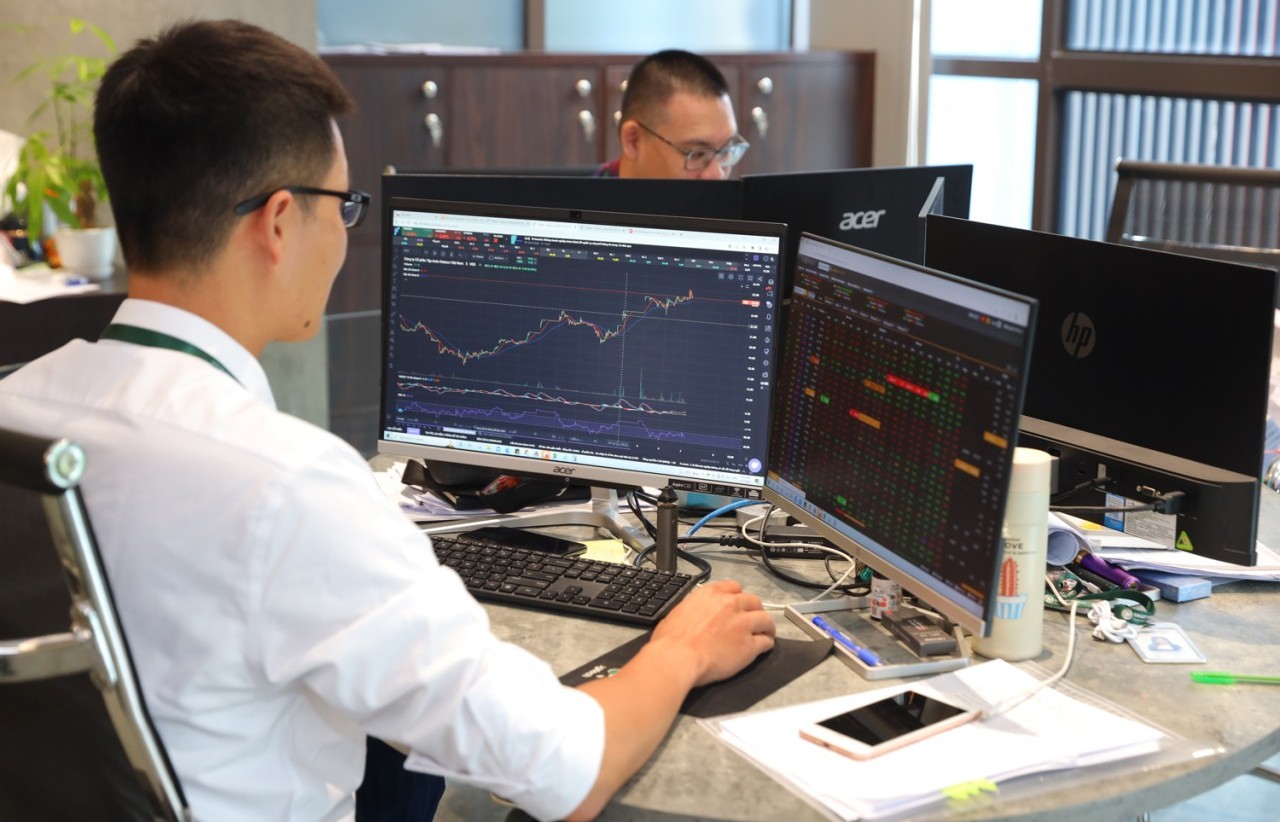 Chứng khoán hôm nay (8/12): Xuất hiện vài nhịp rung lắc nhưng VN-Index vẫn xanh nhẹ cuối tuần