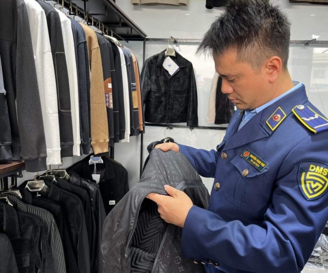 Hà Nội: "Đột kích" thu giữ hàng nghìn sản phẩm hàng giả, vi phạm nhãn hiệu