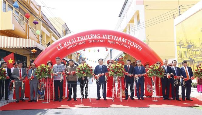 Chủ tịch Quốc hội Vương Đình Huệ khai trương Phố Việt Nam tại Udon Thani, Thái Lan