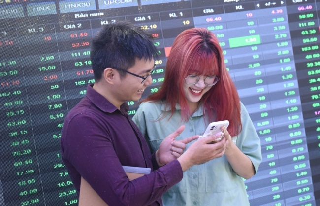 Thị trường chứng khoán: Sức mạnh dòng tiền nội có thể giúp VN-Index hướng tới mốc mới?