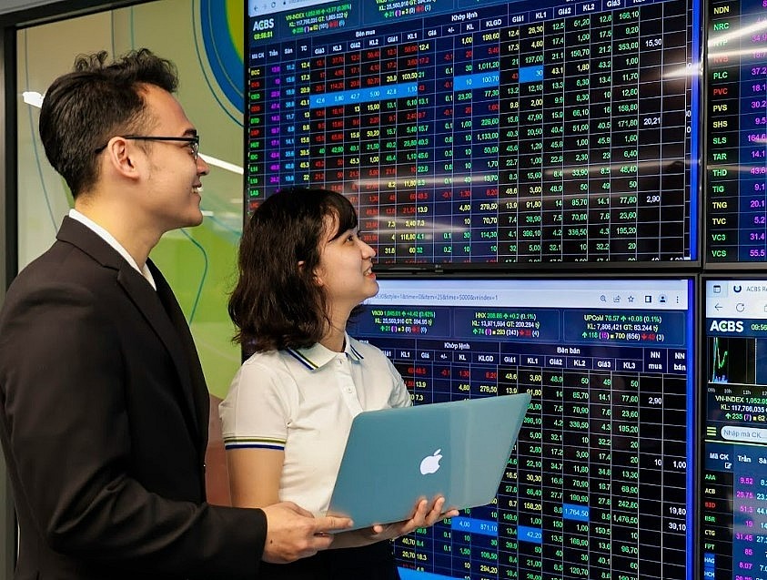 Dòng tiền sẽ chọn nhóm ngành nào trong năm 2024?