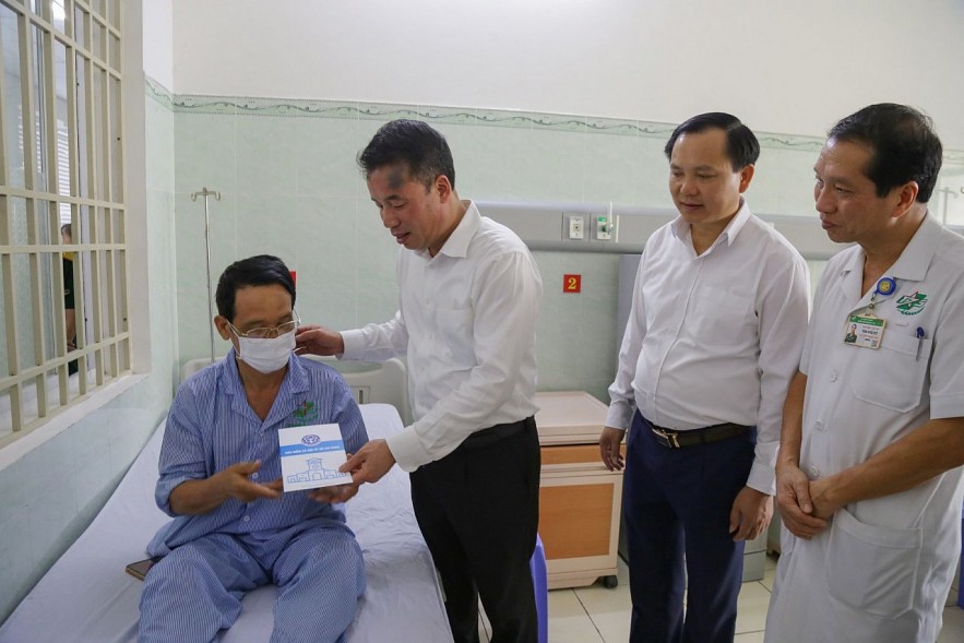Tặng sổ bảo hiểm xã hội, thẻ bảo hiểm y tế cho người nghèo tại TP. Hồ Chí Minh và Vũng Tàu