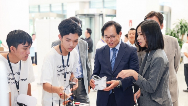 Tổng giám đốc Tổ hợp Samsung Việt Nam nhận Huân chương Hữu nghị