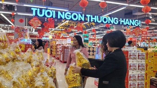 Hàng Việt Nam đa dạng mẫu mã, giá cả hấp dẫn người tiêu dùng dịp Tết Nguyên đán