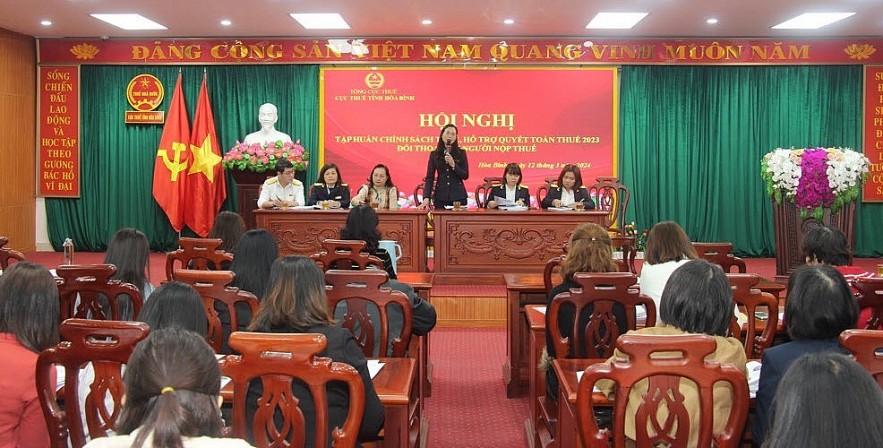 Cục Thuế Hoà Bình giải đáp gần 30 ý kiến tại hội nghị tập huấn, hỗ trợ quyết toán thuế Cục Thuế Hoà Bình giải đáp nhiều vướng mắc của doanh nghiệp