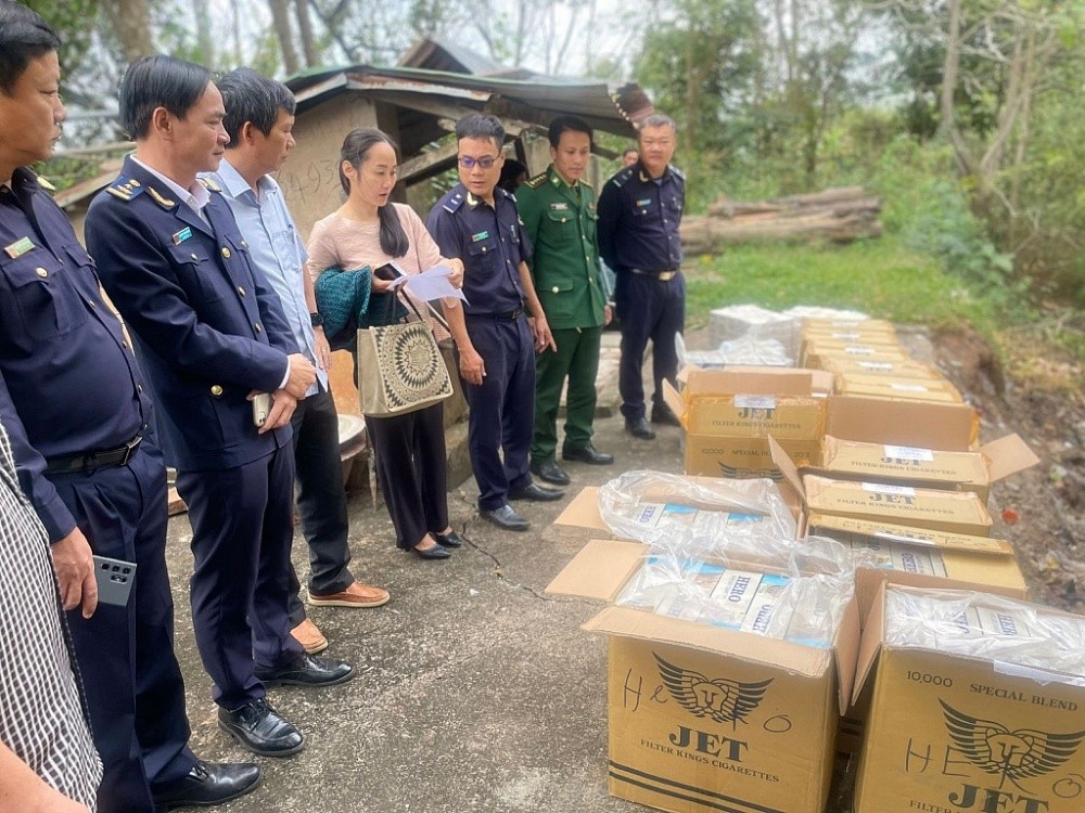Lực lượng Hải quan phối hợp tiêu hủy hàng hóa vi phạm.