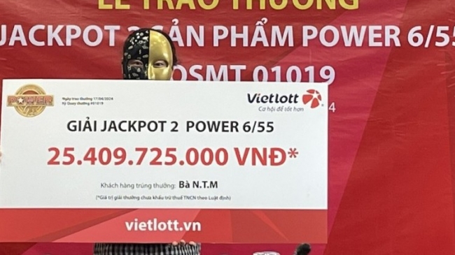 Nữ khách hàng ở Kiên Giang trúng Jackpot 2 Power 6/65