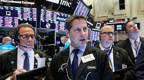 Chứng khoán Mỹ đồng loạt giảm, Dow Jones rớt gần 400 điểm