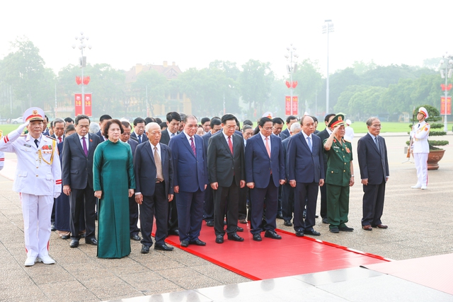 Lãnh đạo Đảng, Nhà nước vào Lăng viếng Chủ tịch Hồ Chí Minh nhân 49 năm thống nhất đất nước- Ảnh 3.