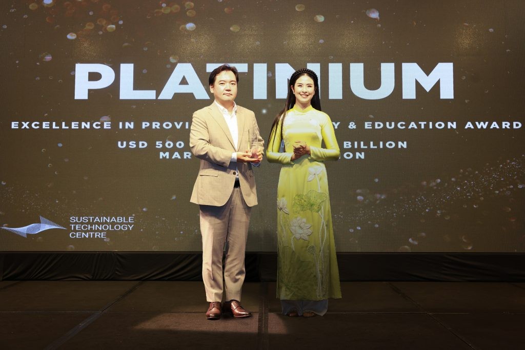 Ông Lee Seung Jun (trái), Giám đốc Truyền thông Đối ngoại Tổ hợp Samsung Việt Nam, đại diện Samsung Việt Nam nhận giải thưởng “Doanh nghiệp tiêu biểu trong việc nâng cao tri thức, thúc đẩy giáo dục” (Hạng Bạch Kim). Ảnh: Hữu Trọng
