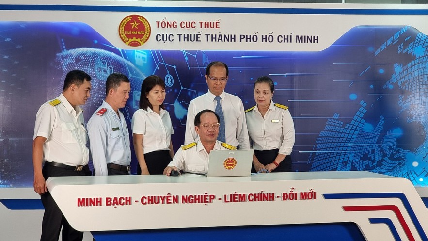 Phó Cục trưởng Cục Thuế TP. Hồ Chí Minh Nguyễn Tiến Dũng bấm số lựa chọn ngẫu nhiên người trúng thưởng. Ảnh: Đỗ Doãn