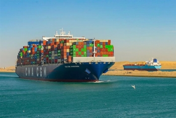 Doanh thu từ Kênh đào Suez sụt giảm mạnh