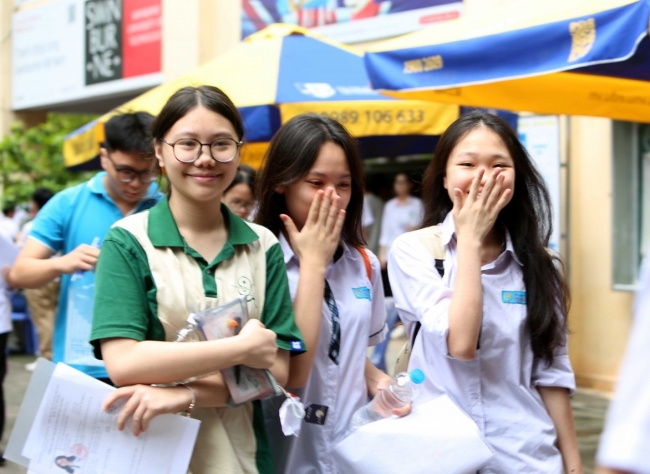 Sáng 9/6, hơn 100.000 thí sinh Hà Nội làm bài thi môn Toán vào lớp 10