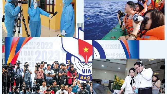 hoa dep va gai goc van song hanh tren duong chung ta di