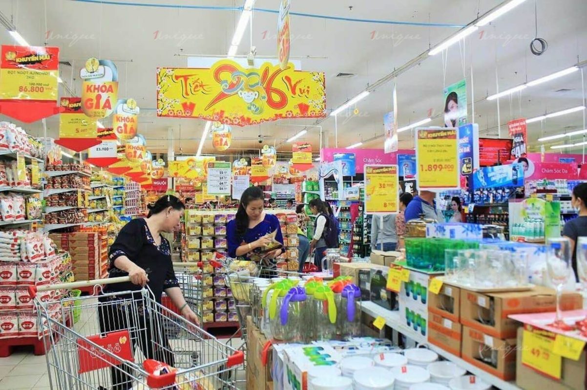 so sánh quảng cáo tại siêu thị và quảng cáo chợ truyền thống