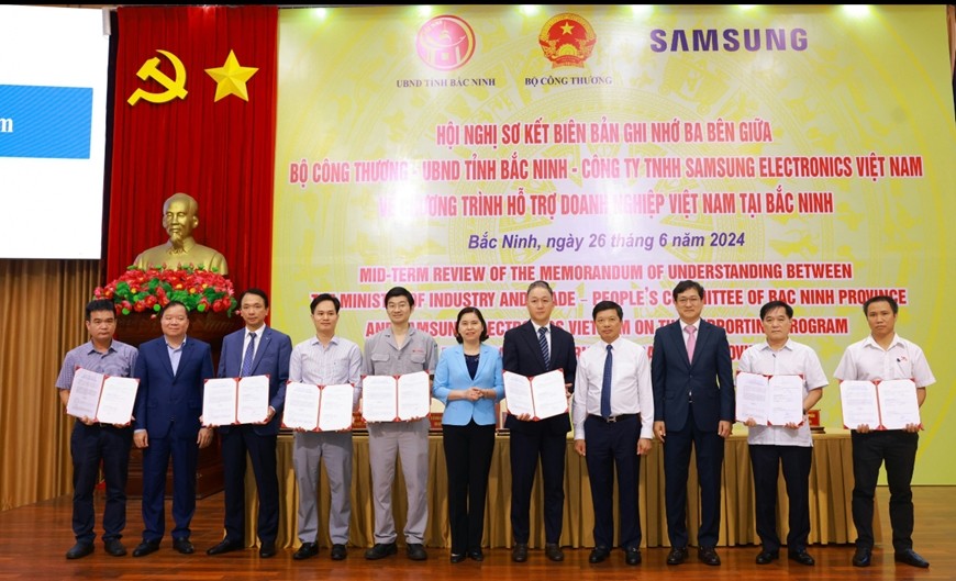 Bộ Công Thương, Samsung và các doanh nghiệp ký kết thỏa thuận hỗ trợ tư vấn cho các doanh nghiệp tại Bắc Ninh tham gia dự án phát triển nhà máy thông minh năm 2024. Ảnh: TRÀ MY
