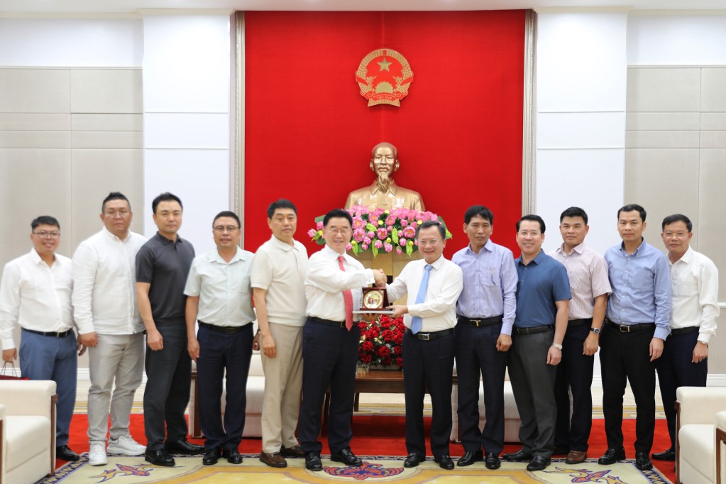 Lãnh đạo tỉnh Quảng Ninh chào đón nhà đầu tư đến từ Hàn Quốc. Ảnh Đỗ Phương
