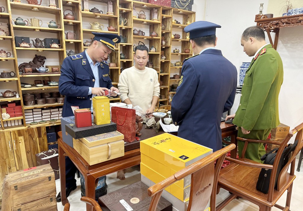 Lực lượng chức năng thẩm tra, xác minh 1 tài khoản bán hàng trên mạng xã hội Facebook tại phường Hải Yên, TP Móng Cái, tỉnh Quảng Ninh. Ảnh Cục QLTT Quảng Ninh