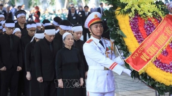 Xúc động hình ảnh vợ, con và gia đình trước linh cữu Tổng Bí thư Nguyễn Phú Trọng