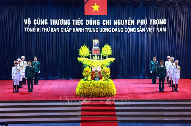 Người dân chờ vào viếng Tổng Bí thư Nguyễn Phú Trọng tại Nhà tang lễ Quốc gia