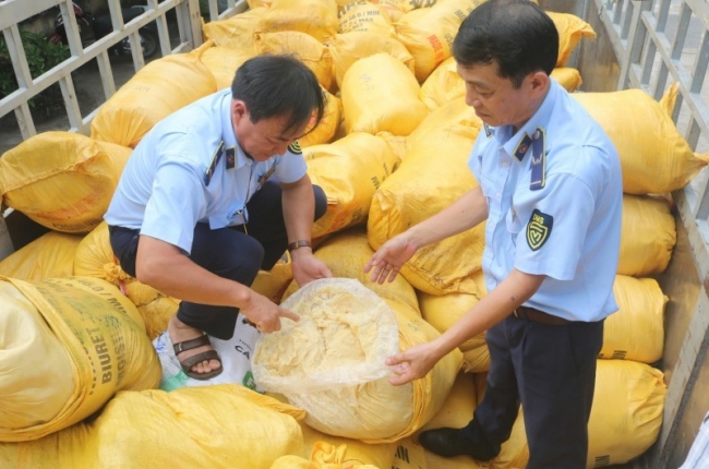 Quảng Bình: Bắt giữ xe tải chở 11 tấn mỡ bò không rõ nguồn gốc