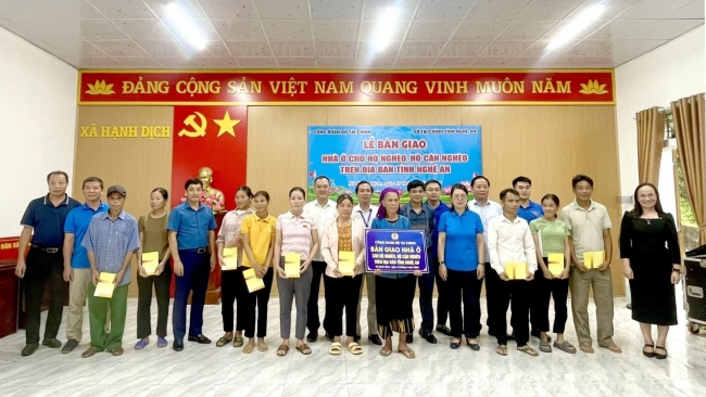 Công đoàn Bộ Tài chính bàn giao 10 căn Nhà tình nghĩa tại Nghệ An