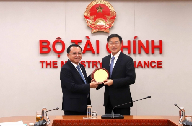 Thứ trưởng Bộ Tài chính Lê Tấn Cận tiếp lãnh đạo Tập đoàn bảo hiểm nhân thọ AIA