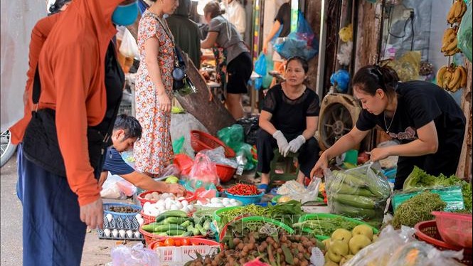 Người dân Hà Nội chuẩn bị lương thực, thực phẩm tránh bão