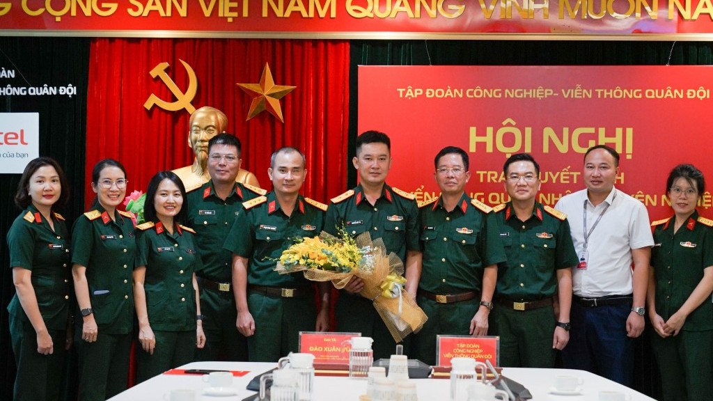 Nhân viên Viettel được đặc cách trở thành quân nhân chuyên nghiệp vì hành động cứu người lúc thiên tai