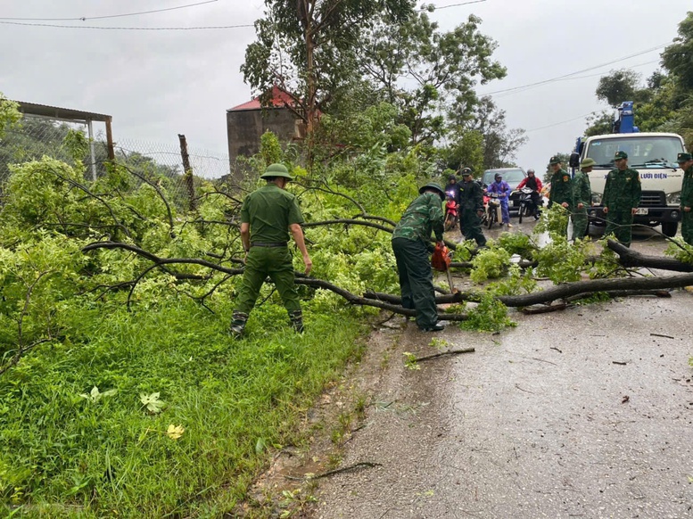 Công an các địa phương căng mình giúp dân trong mưa bão- Ảnh 2.