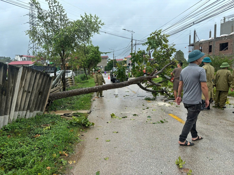 Công an các địa phương căng mình giúp dân trong mưa bão- Ảnh 4.